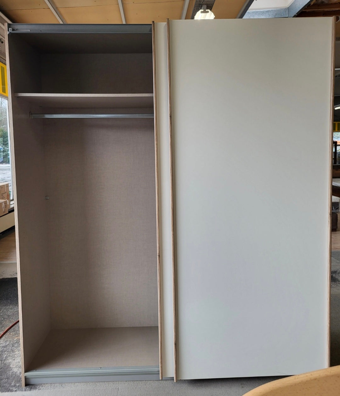 Schwebetürenschrank