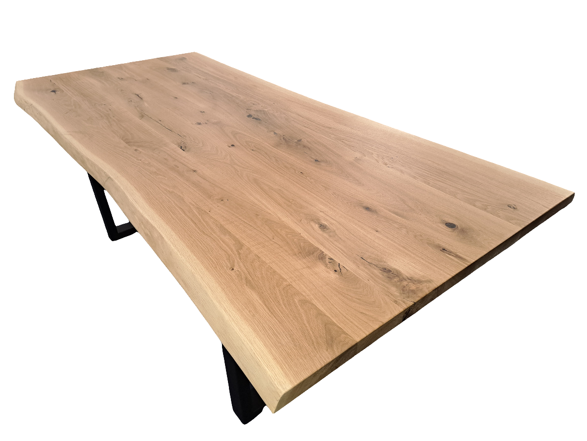 Esstisch mit Baumkante