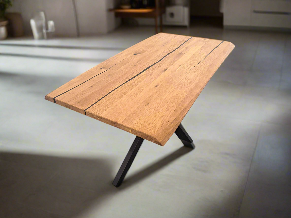 Esstisch 180 x 90 gedrehte Kante und schwarzer Epoxidharzfüllung