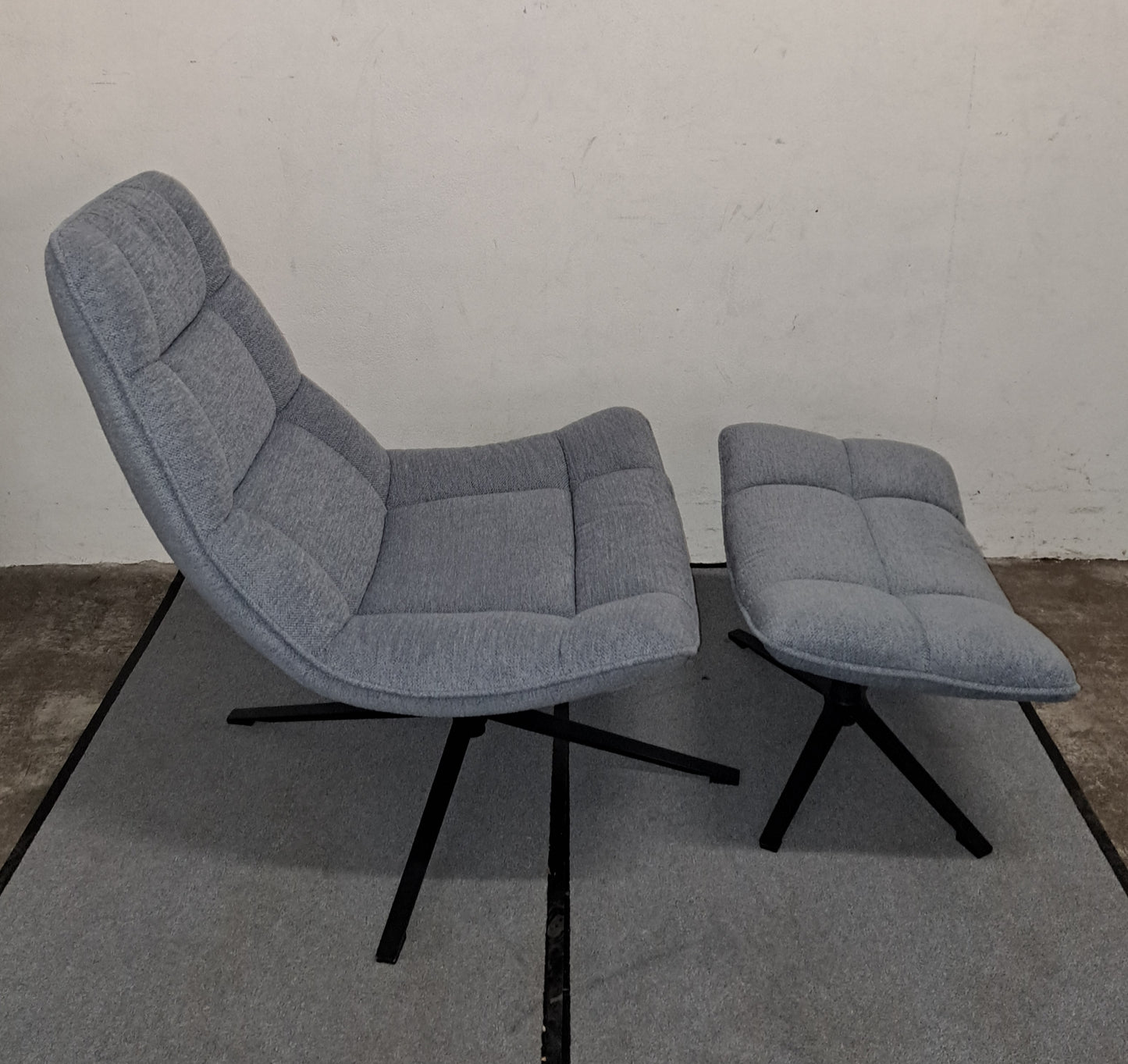 Sessel mit Hocker