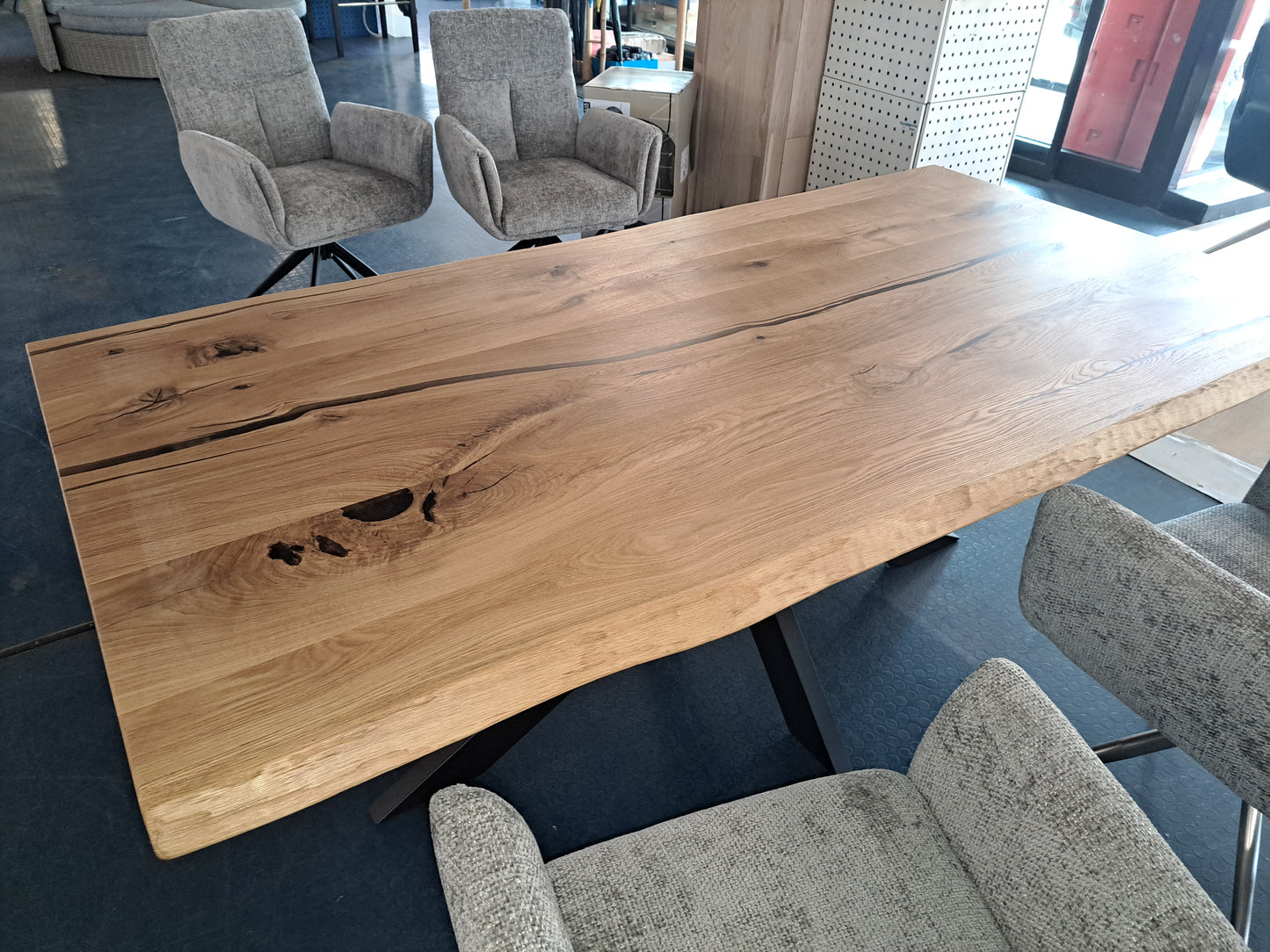 Esstisch 200x100 mit Baumkante- Epoxidharzfüllung