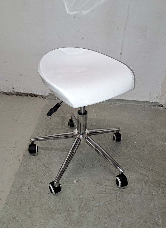 Hocker auf Rollen