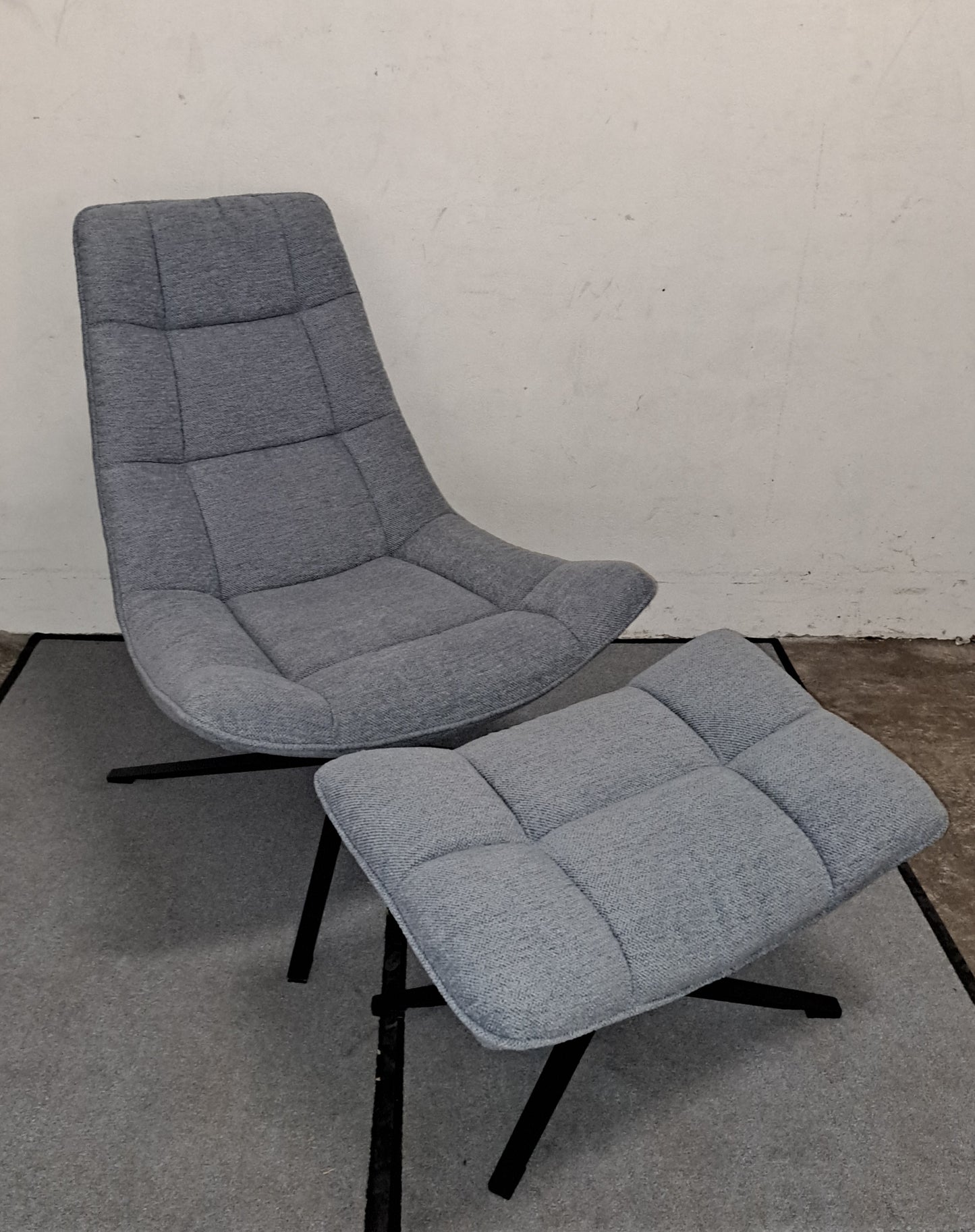Sessel mit Hocker