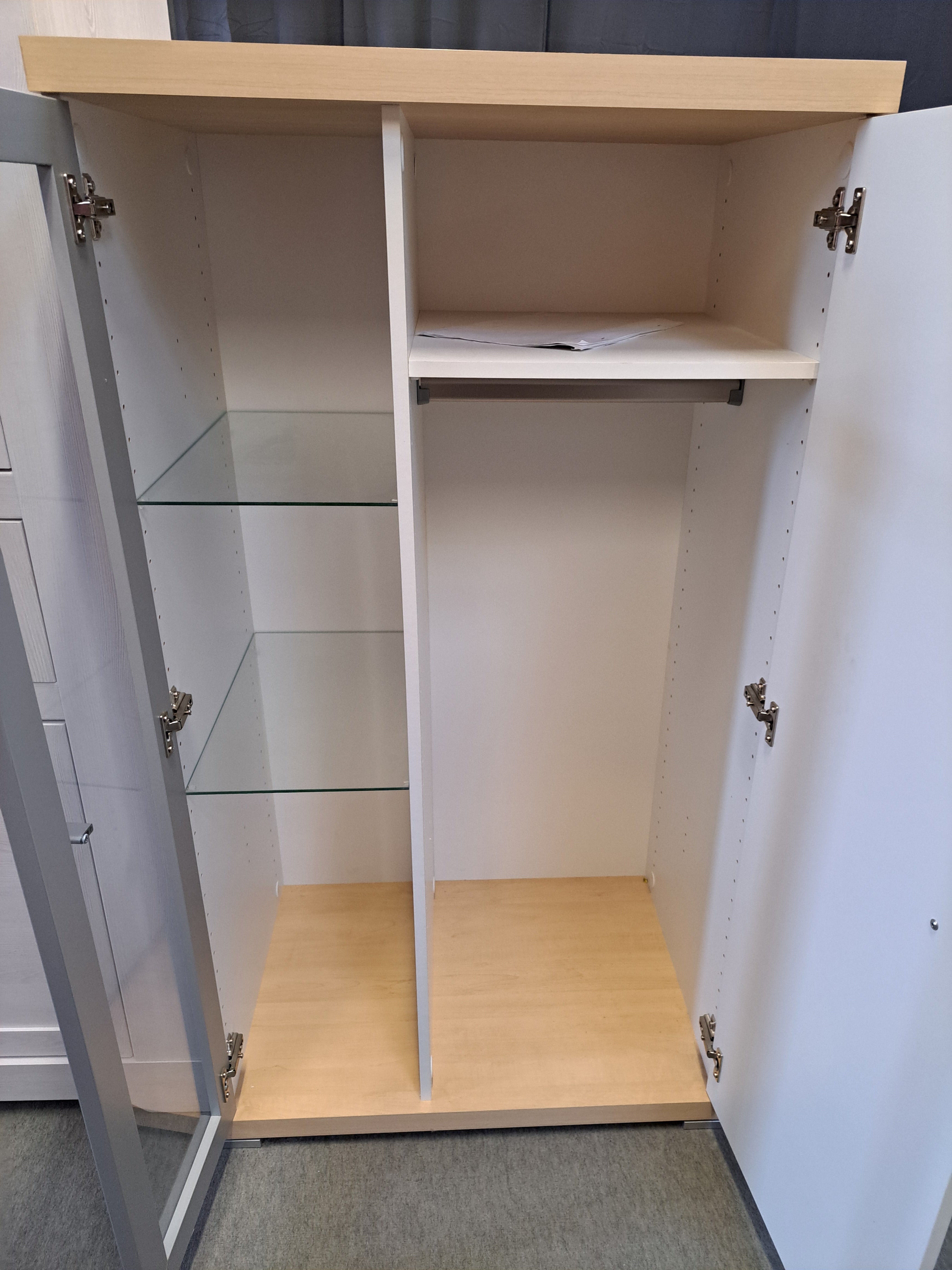 Kleiderschrank / Stauraumschrank