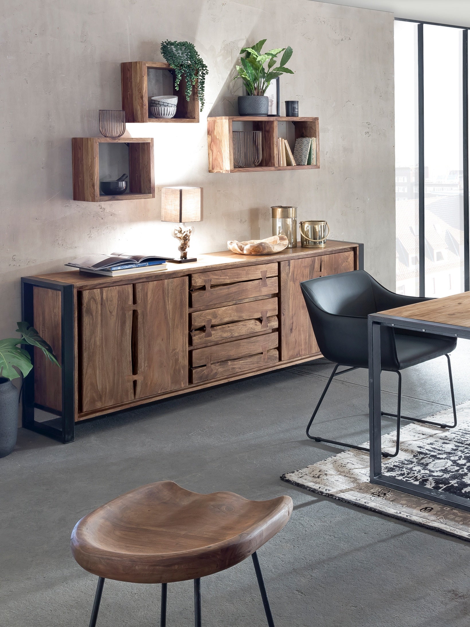 NATURAL EDGE Hocker – Natur und schwarz