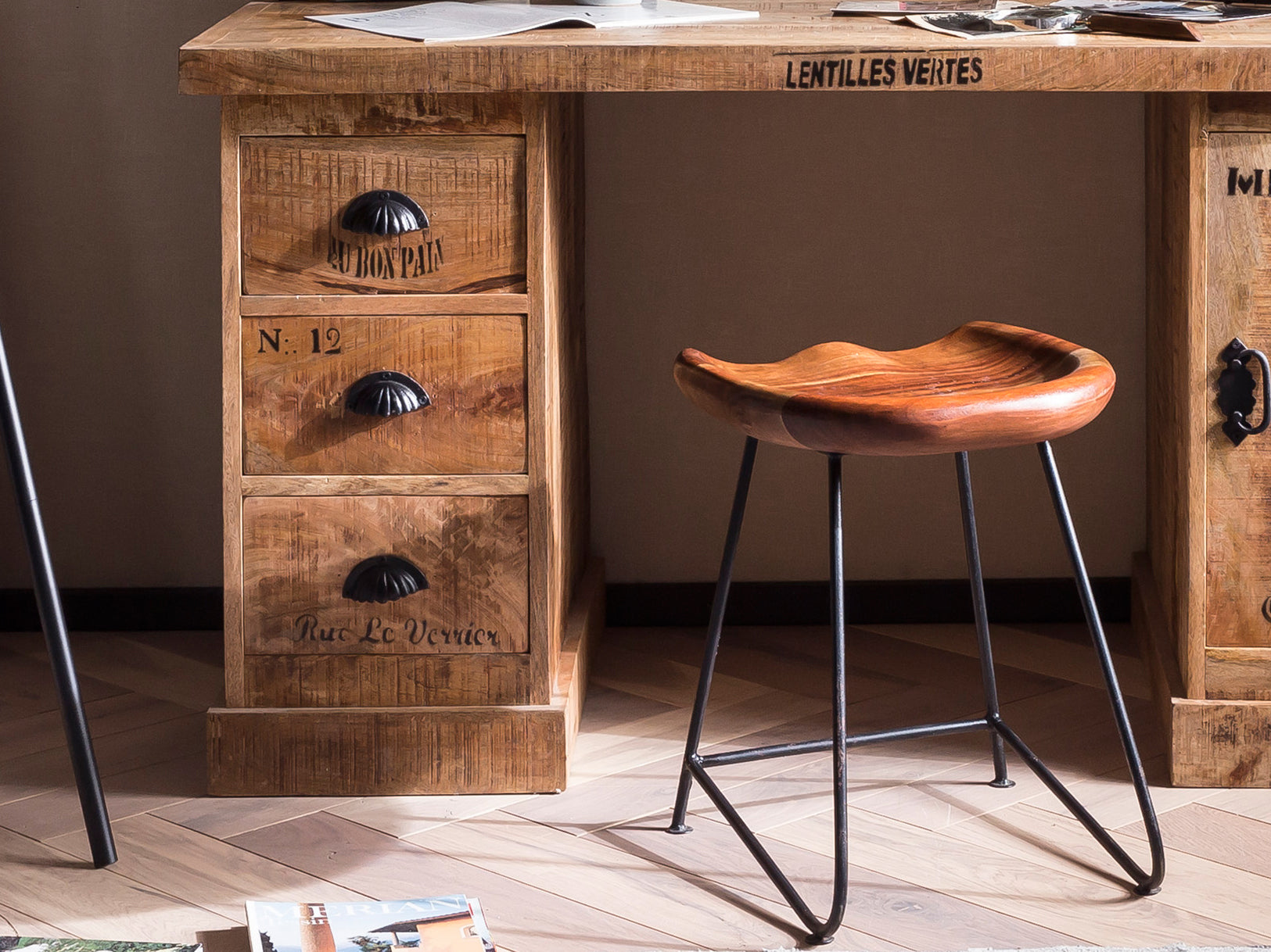 NATURAL EDGE Hocker – Natur und schwarz – Bild 12