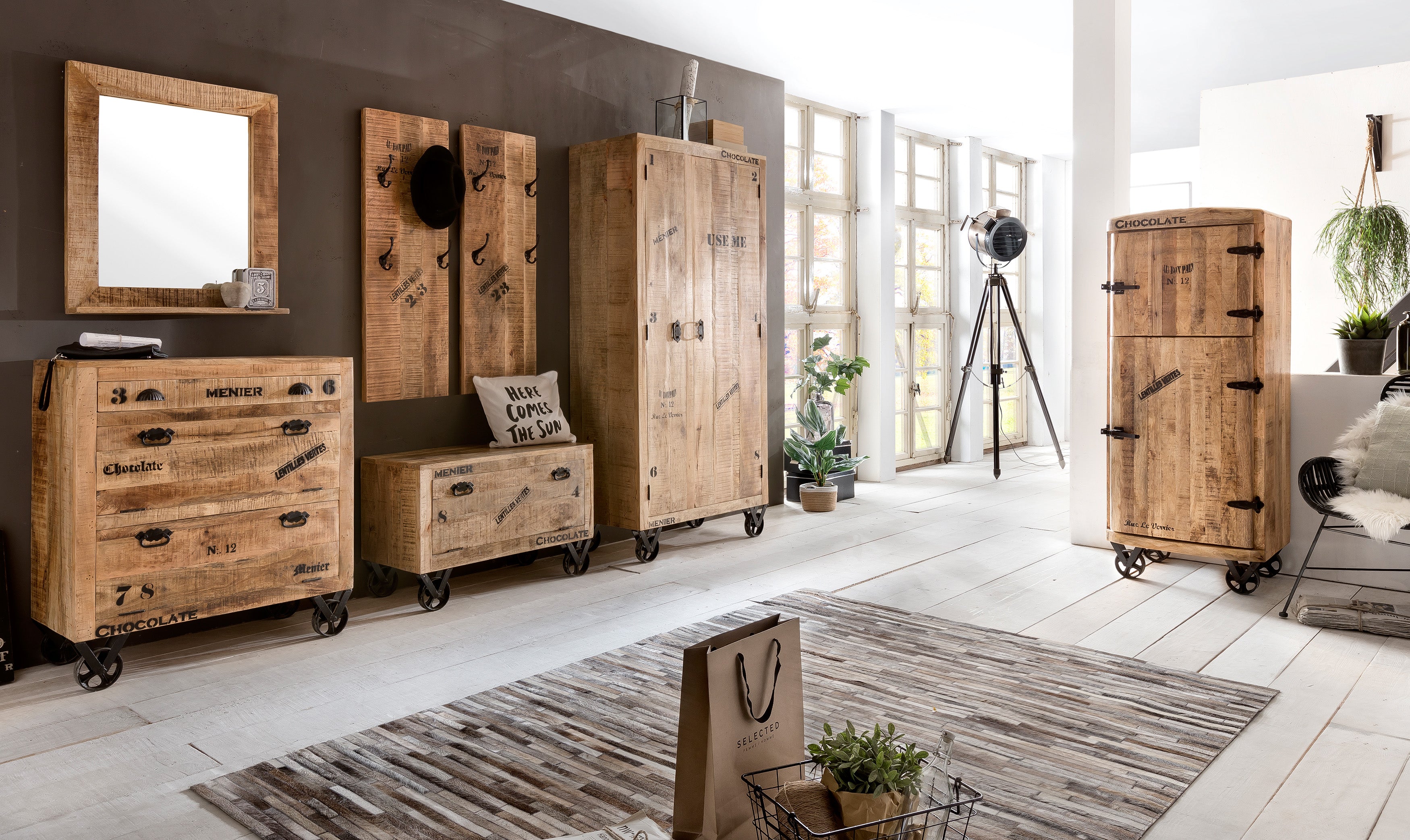 RUSTIC Garderobenschrank – Natur antik mit antikschwarzen Beschlägen – Bild 7