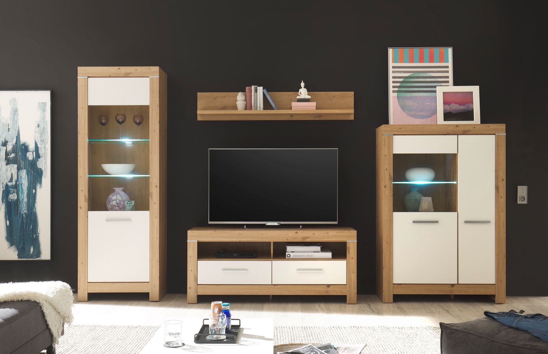 Wohnwand mit Beleuchtung