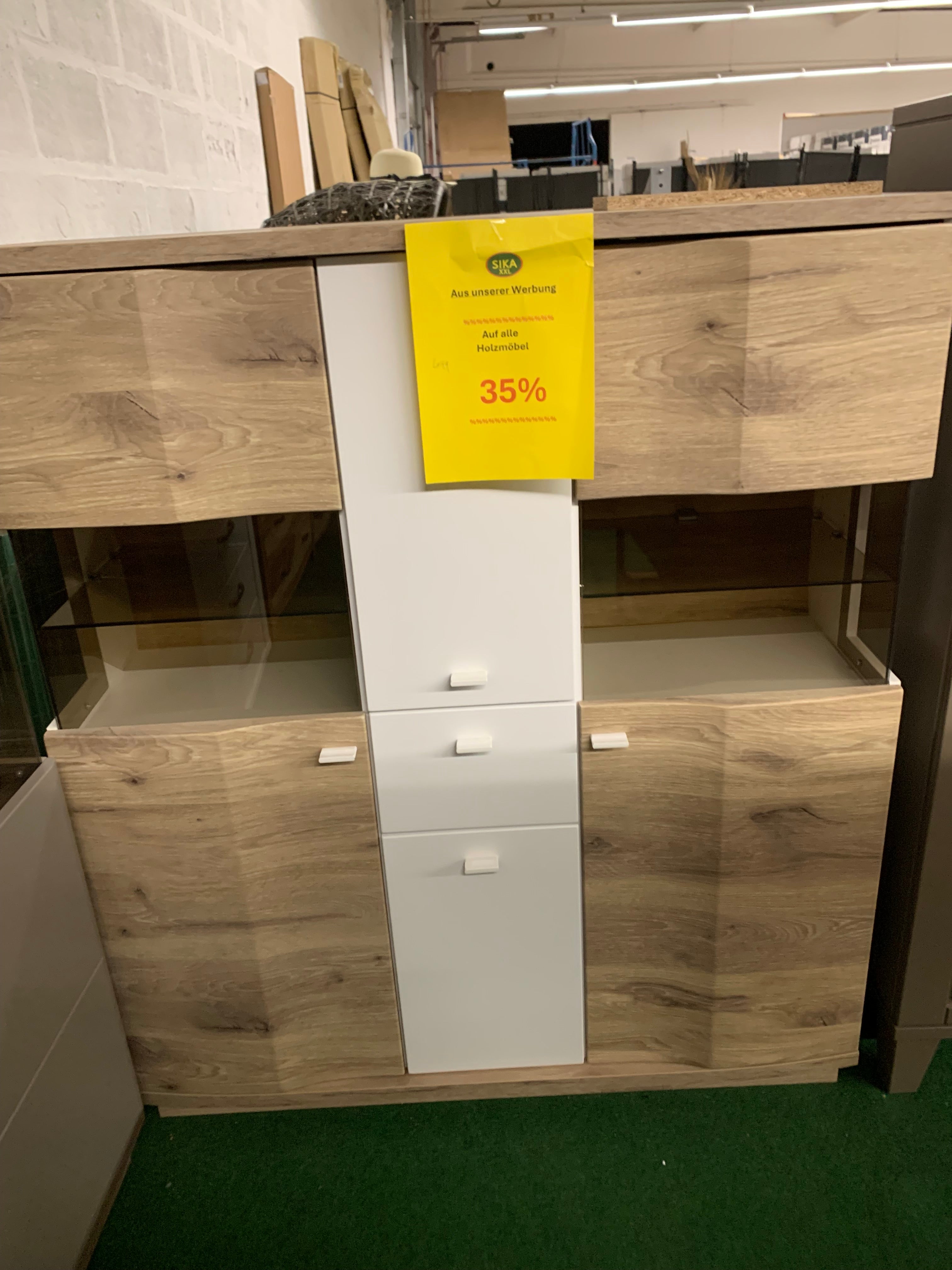 Schrank aus Holz mit Glaß Einbau