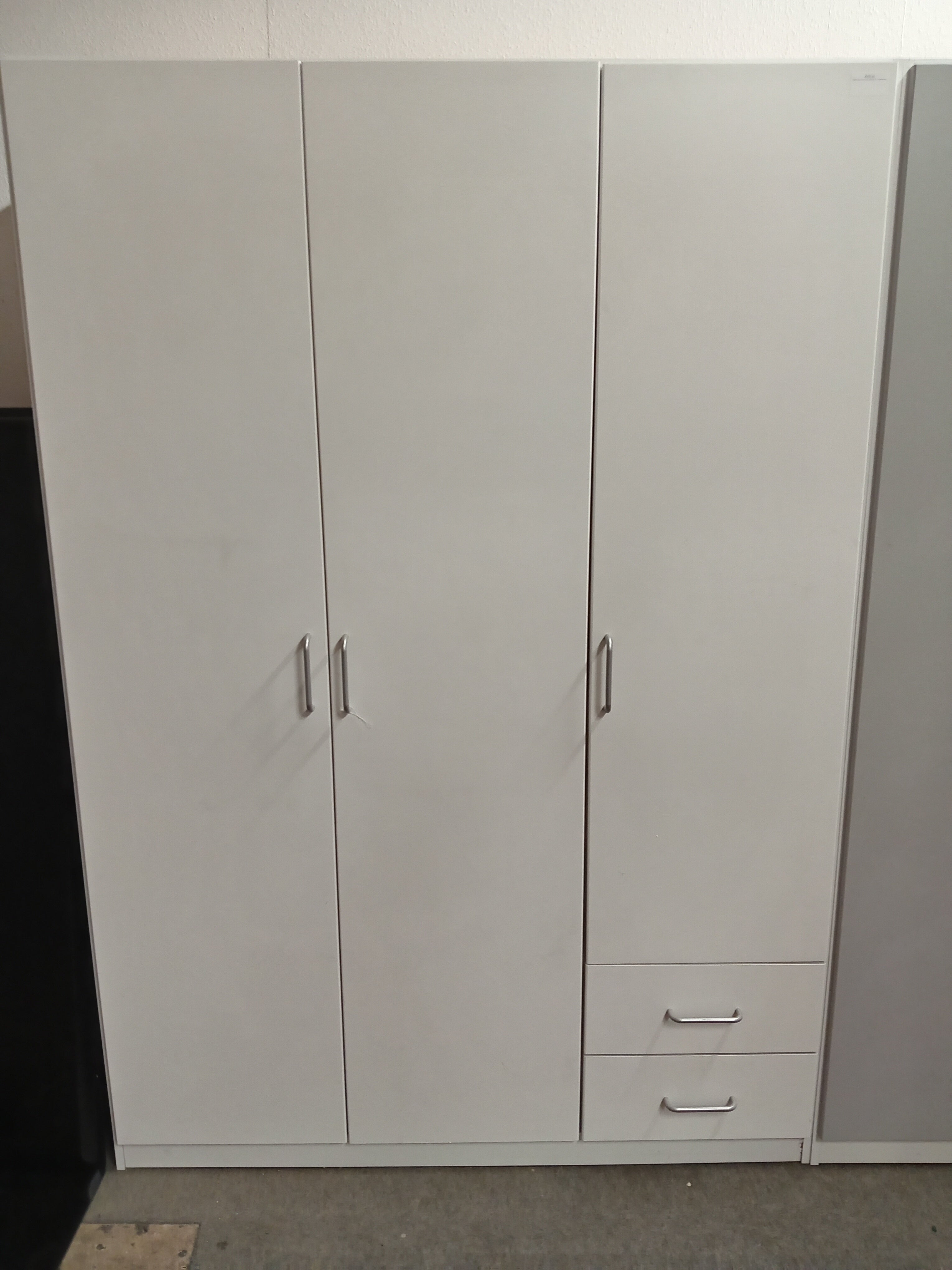 Kleiderschrank Jahresstart Einzelstück / Posten  Aktion