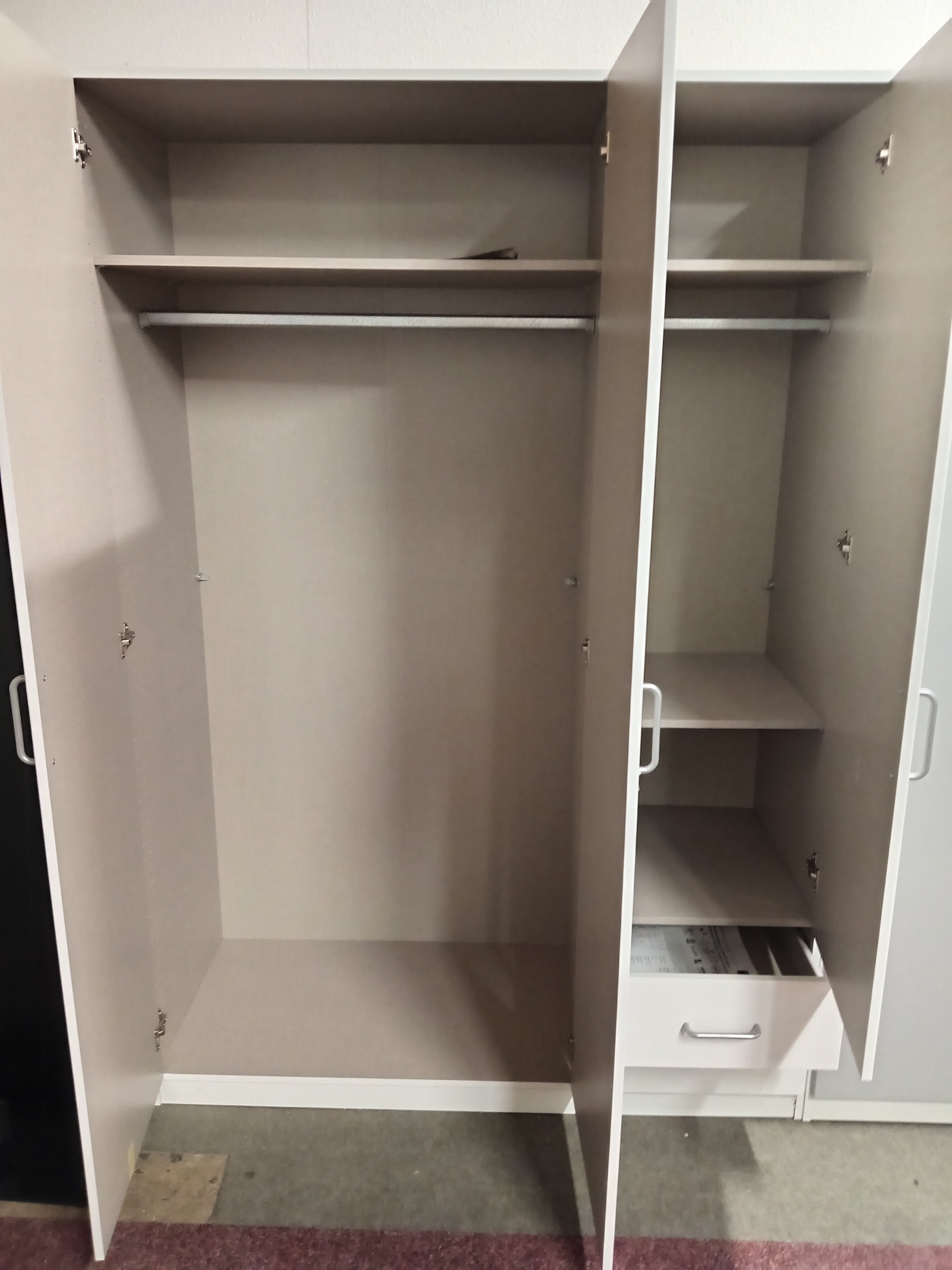 Kleiderschrank Jahresstart Einzelstück / Posten  Aktion