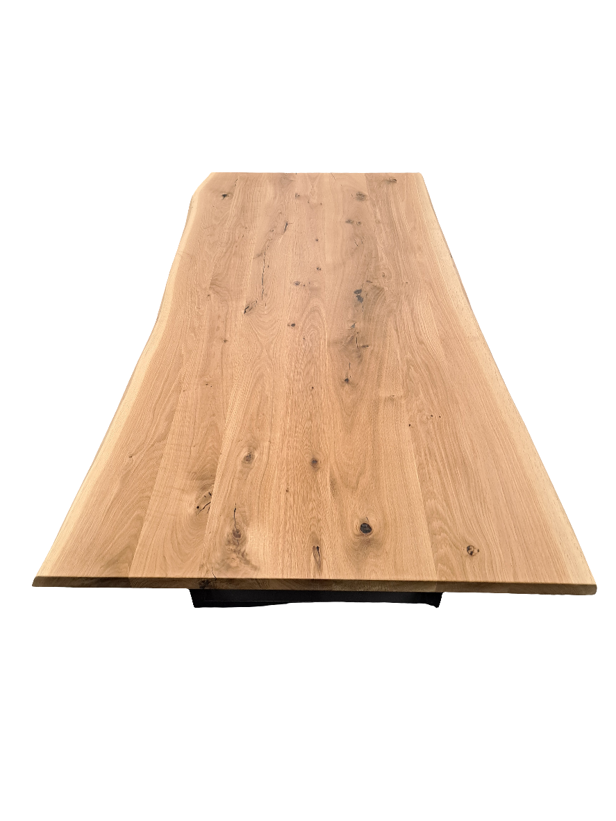 Esstisch mit Baumkante