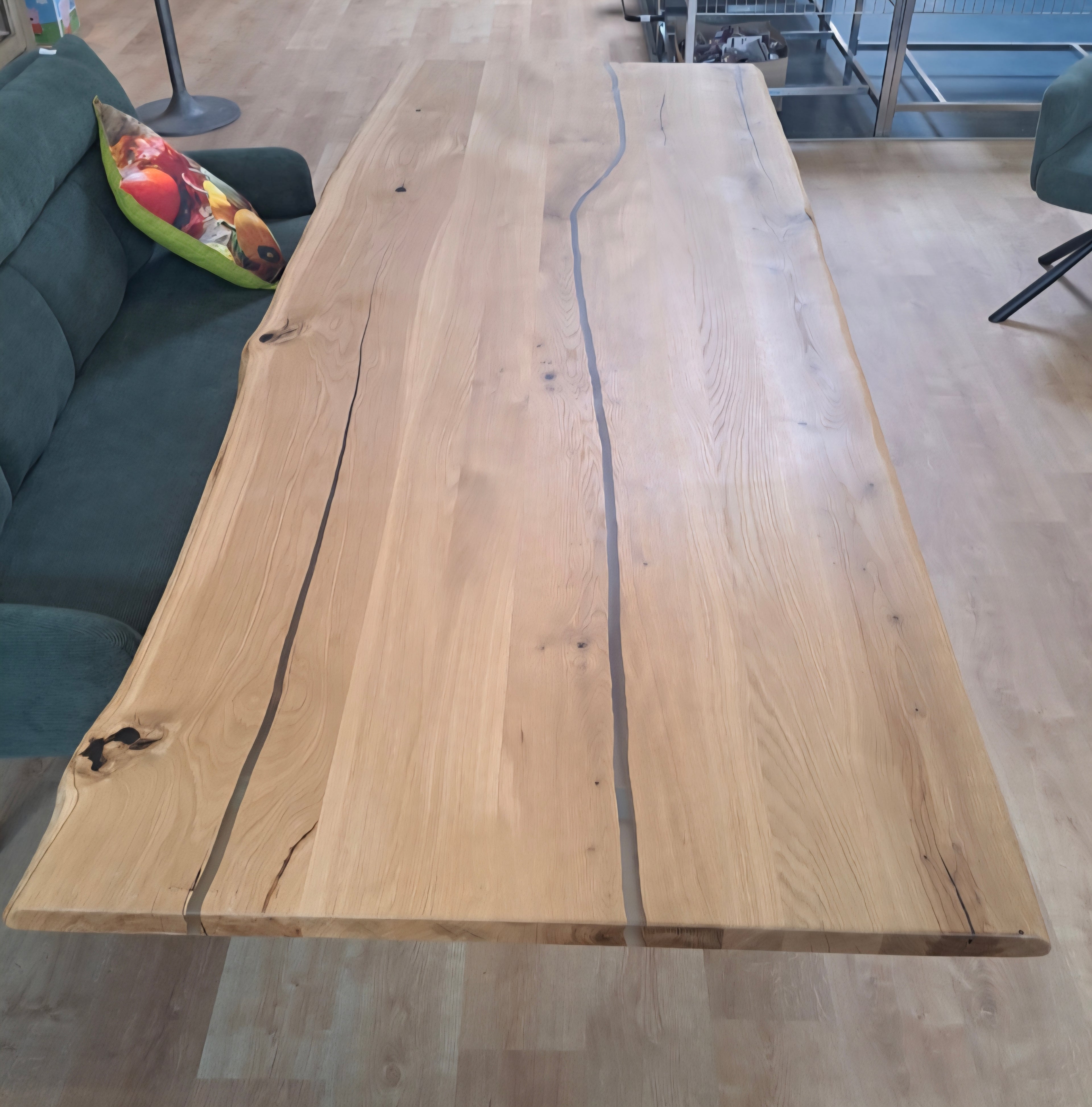 Esstisch mit Baumkante 220x100 Epoxidharzfüllung