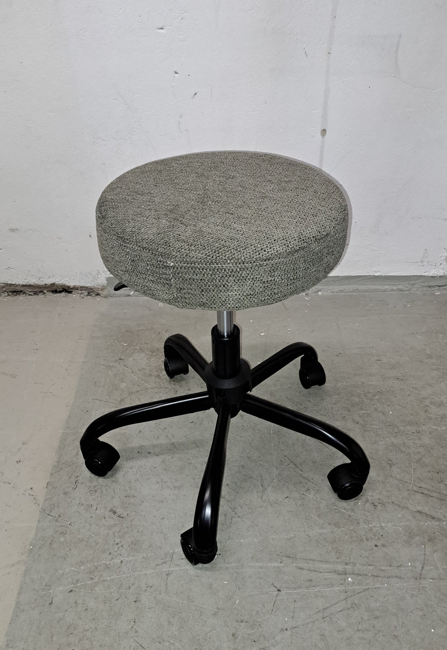 Hocker auf Rollen