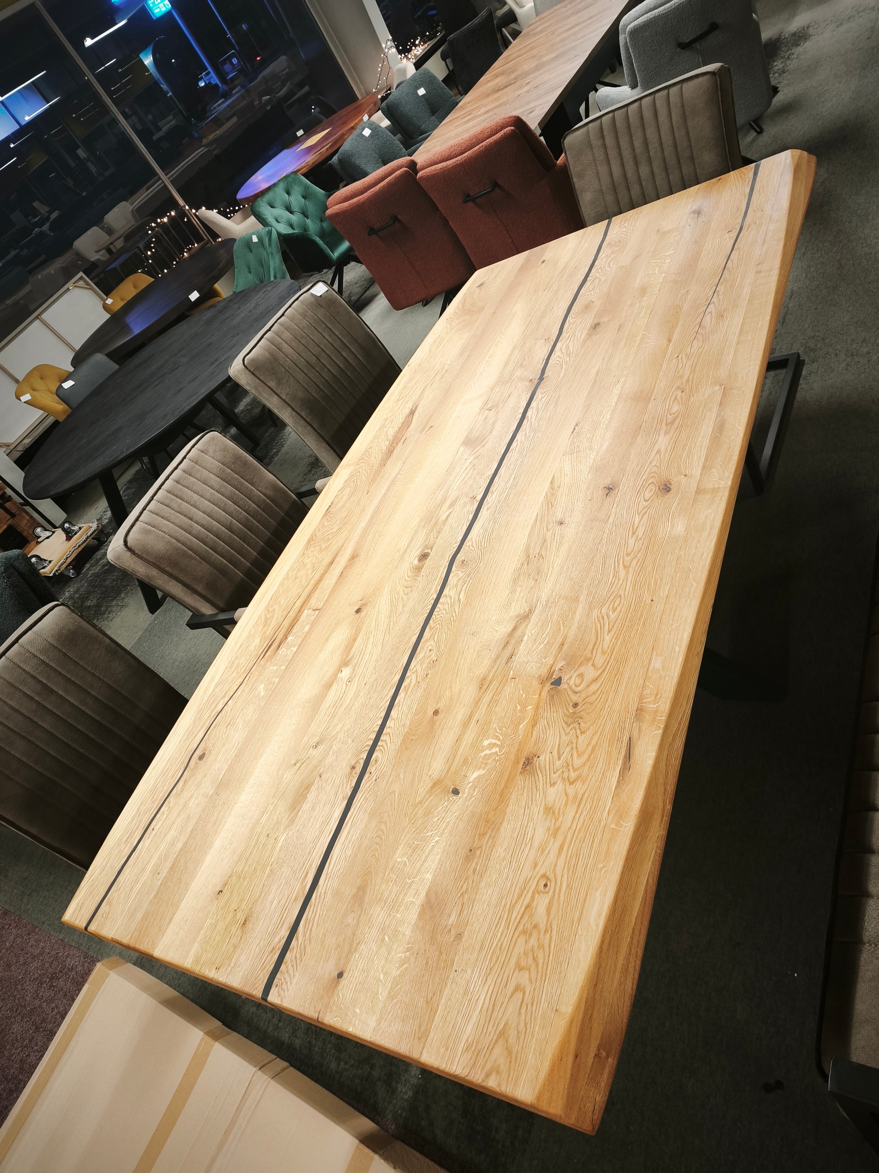 Esstisch 200x100 gedrehte Kante mit Epoxidharzfüllung